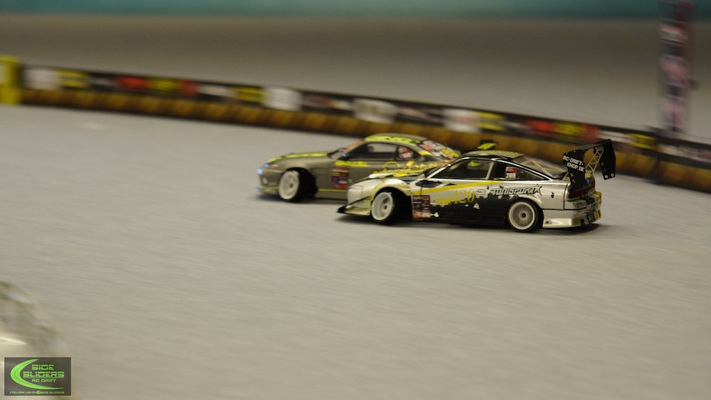 Dviejų Nissan kova pasaulio rc drifto čempionato varžybų trasoje